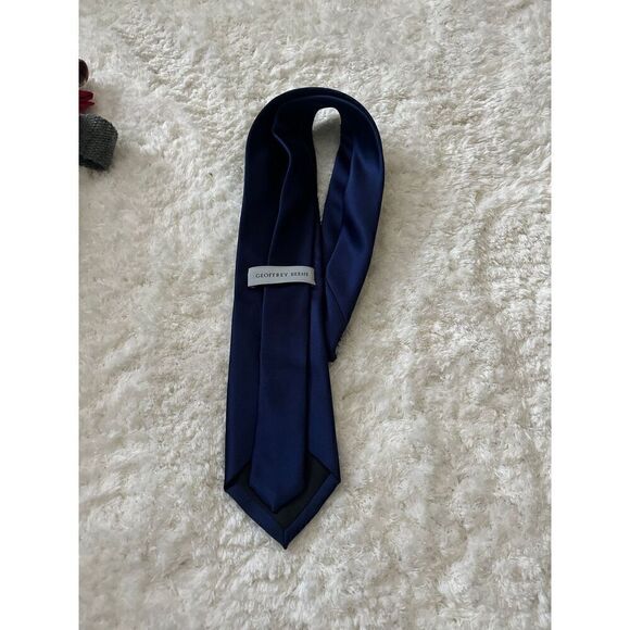 Geoffrey Beene Navy Blue Neck Tie - Picture 2 of 3